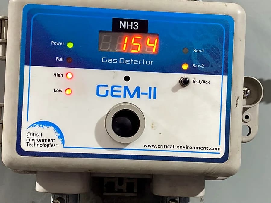 Detector de gas amoniaco NH3 instalado en sitio, con su lectura en pantalla