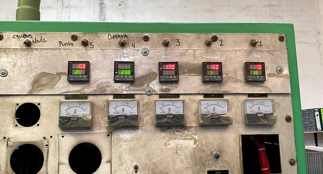 Tablero de control de proceso con cinco controladores de temperatura y amperímetros por zona