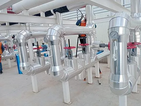 Rack de tubería con aislamiento y forro de aluminio, válvulas y manómetros